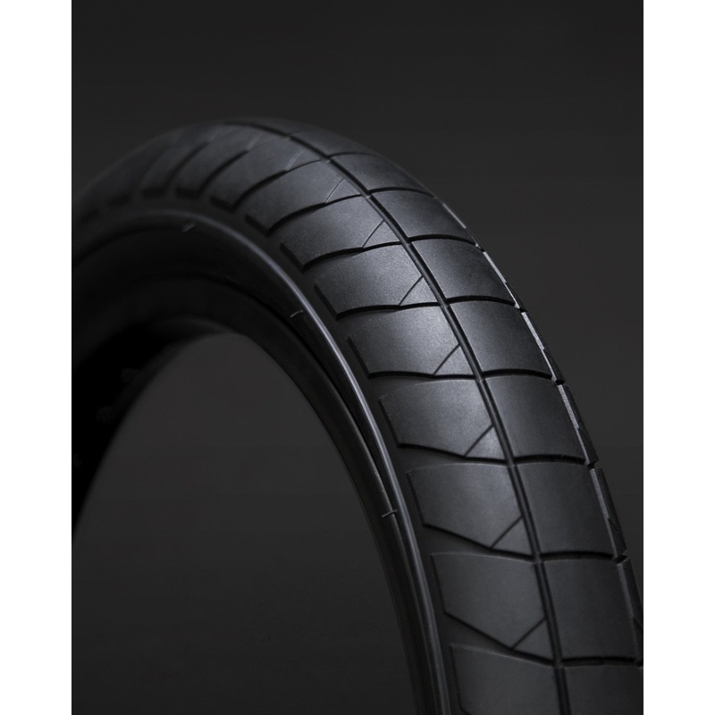Fly Fuego 18″ Tire (Black)